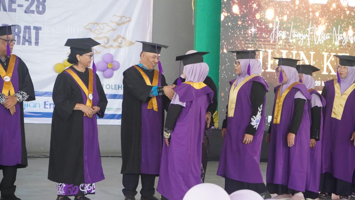 Viral! Lansia 82 Tahun di Solo Lulus S2 Hukum dan Dapat Standing Ovation Seisi Aula