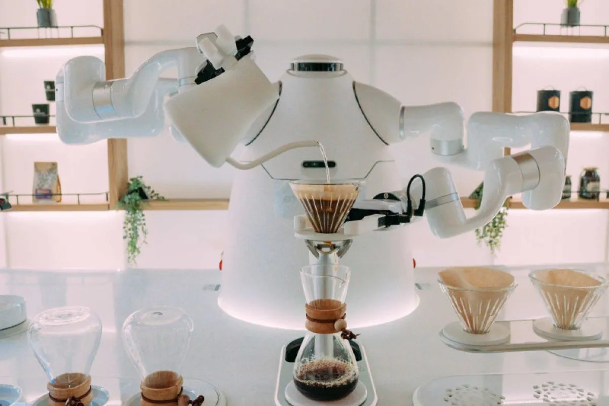 Viral! Mahasiswa Ciptakan Robot Penjual Kopi yang Bisa Ngobrol dengan Pelanggan – 10 Agustus 2025
